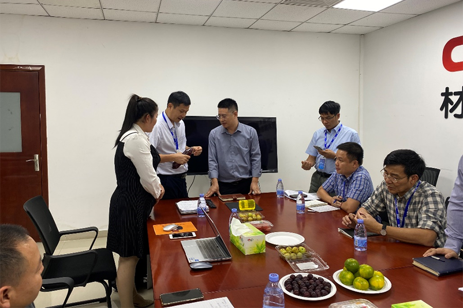 Ngày đầu làm việc hăng hái cùng chuyên gia công nghệ tại Trùng Khánh, Trung Quốc