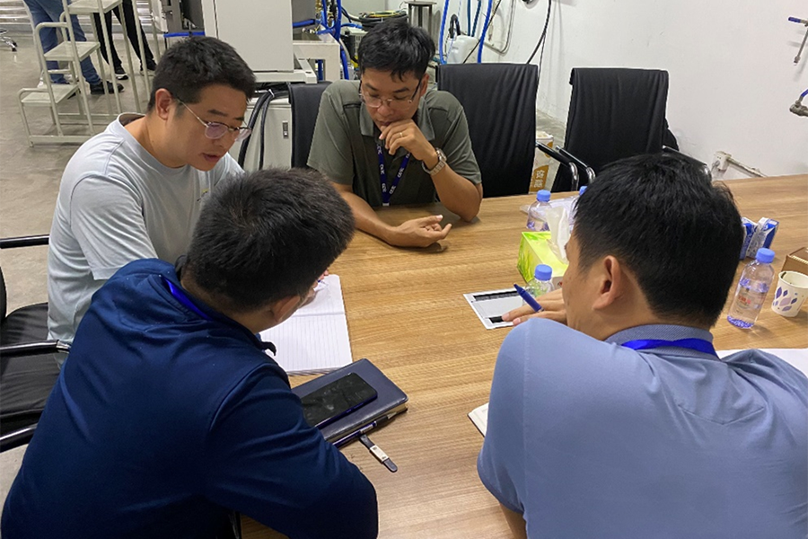 Các kỹ sư TECOTEC trao đổi rất kỹ lưỡng cùng chuyên gia hãng