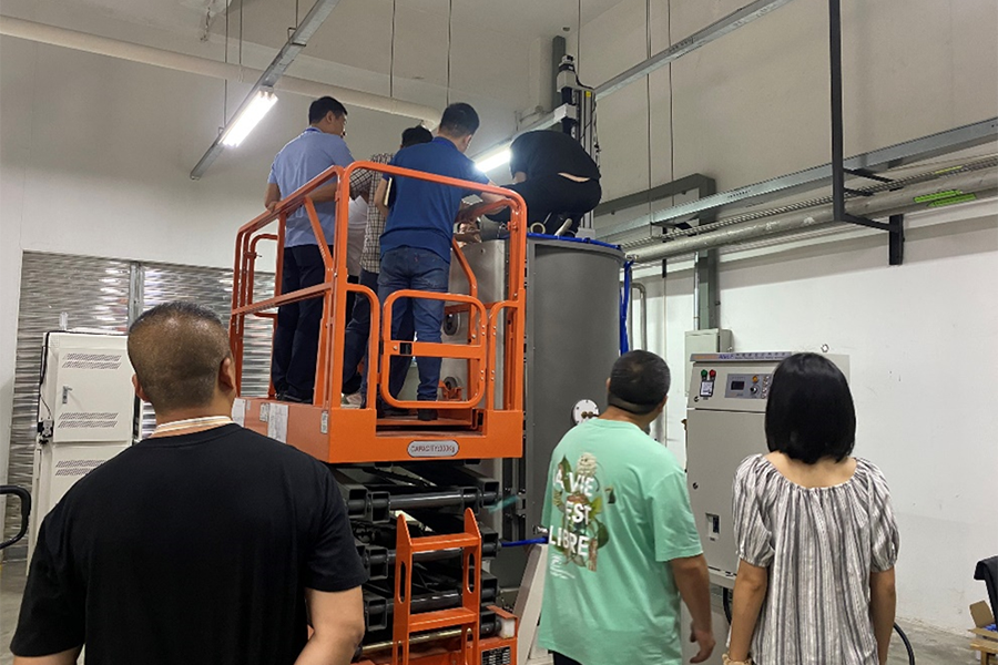 Các kỹ sư của TECOTEC cùng khách hàng tham gia lắp đặt chạy thử hệ thống