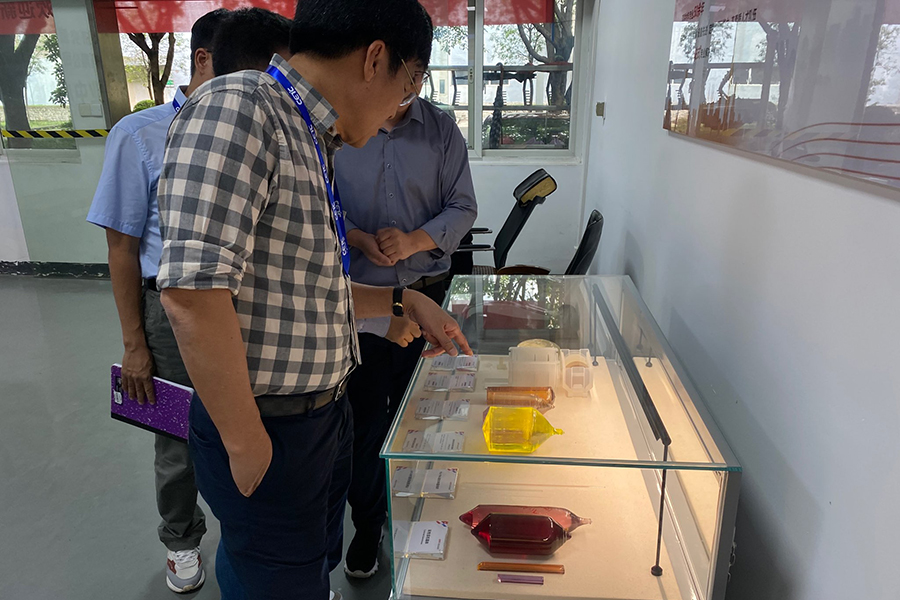 Những thỏi tinh thể thành phẩm từ sự hợp tác vận hành của các kỹ sư TECOTEC và chuyên gia hãng