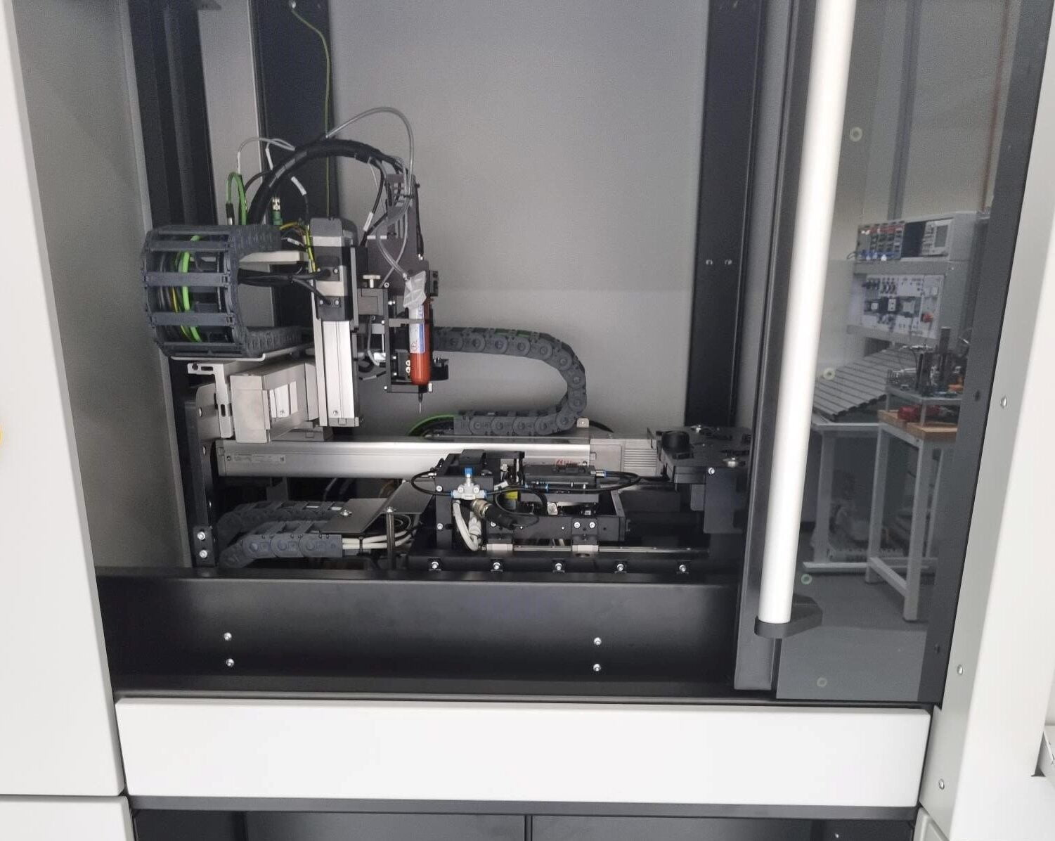 Hình 3: Khu vực đặt mẫu và vẽ đường keo