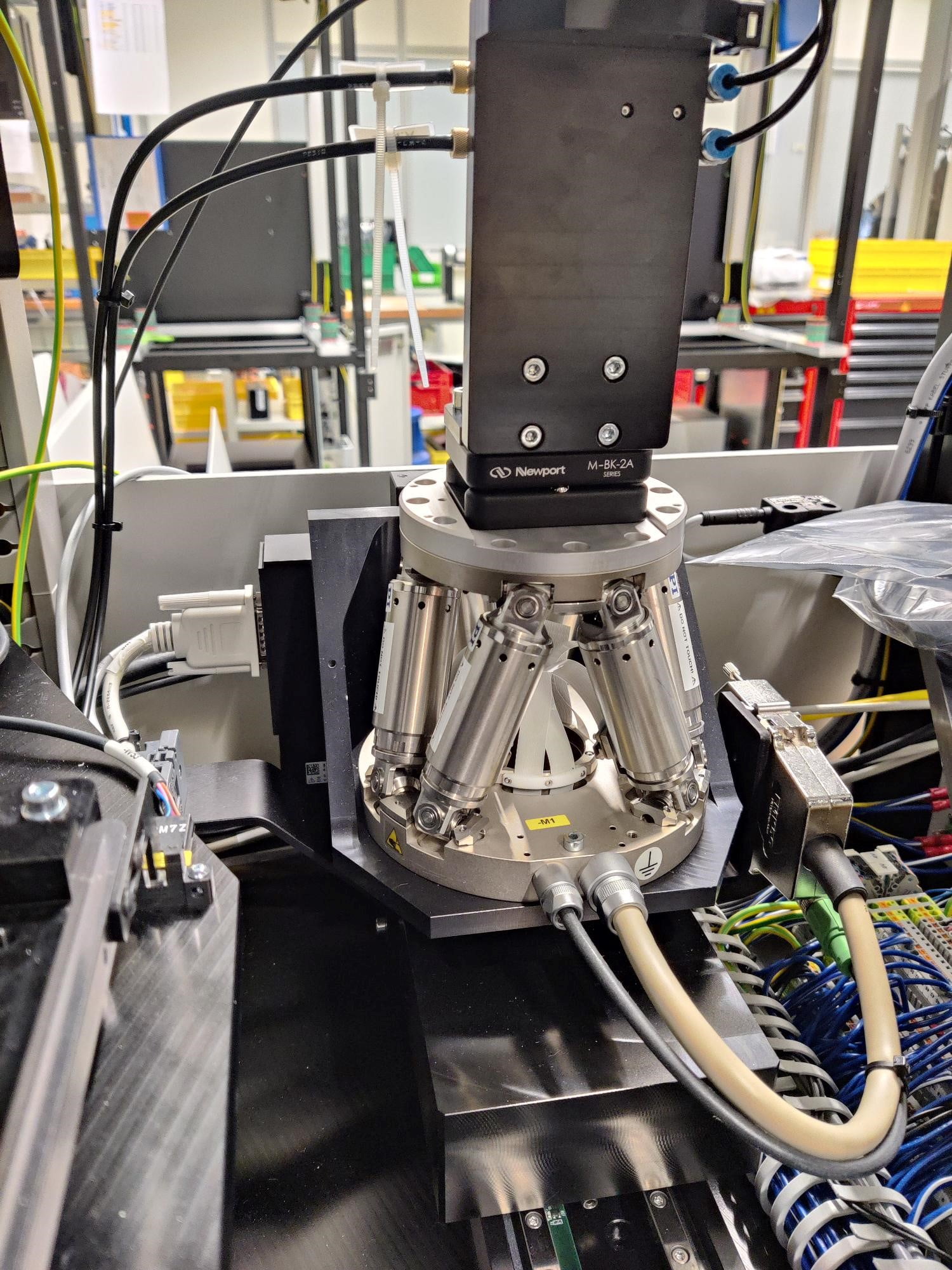 Hình 5: Hình ảnh hexapod có khả năng dịch chuyển chỉ 0.1um