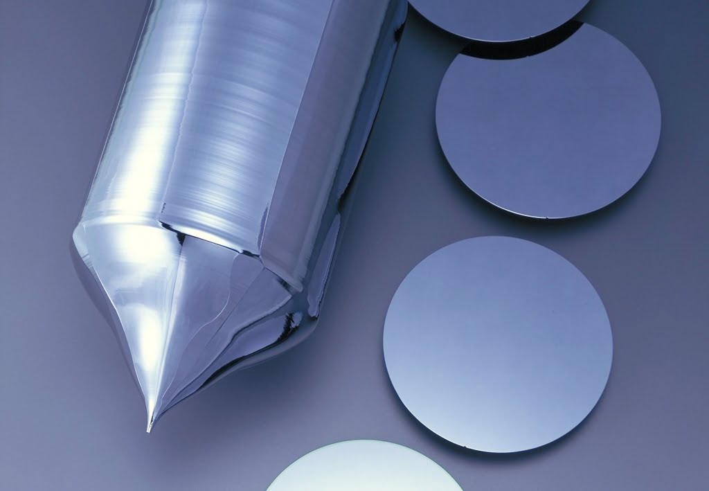 Từ cát đến chip bán dẫn sơ lược quy trình chế tạo chip bán dẫn (Semiconductor) 2024 13 Các miếng Silicon wafer tròn được cắt từ thỏi tinh thể Silic