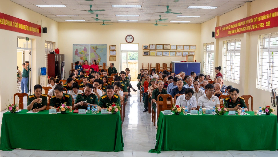 Công ty Cổ phần Thiết bị và Giải pháp Quang điện tử Tecotec cùng Viện Khí tài tri ân cựu chiến binh, gia đình liệt sĩ thôn Mỹ Lộc nhân 79 năm Ngày Thương binh Liệt sĩ 31 DSC09493