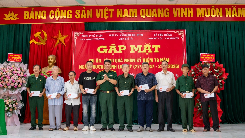 Công ty Cổ phần Thiết bị và Giải pháp Quang điện tử Tecotec cùng Viện Khí tài tri ân cựu chiến binh, gia đình liệt sĩ thôn Mỹ Lộc nhân 79 năm Ngày Thương binh Liệt sĩ 23 Đại tá Nguyễn Tiến Dũng đại diện Viện Khí tài trao quà tri ân gia đình chính sách thôn Mỹ Lộc