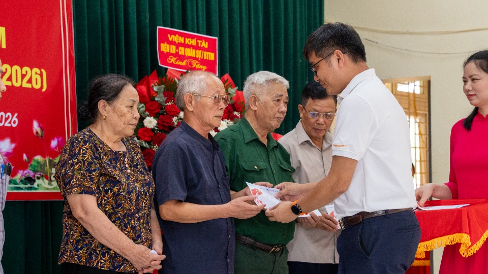 Công ty Cổ phần Thiết bị và Giải pháp Quang điện tử Tecotec cùng Viện Khí tài tri ân cựu chiến binh, gia đình liệt sĩ thôn Mỹ Lộc nhân 79 năm Ngày Thương binh Liệt sĩ 30 Trao tặng phần quà