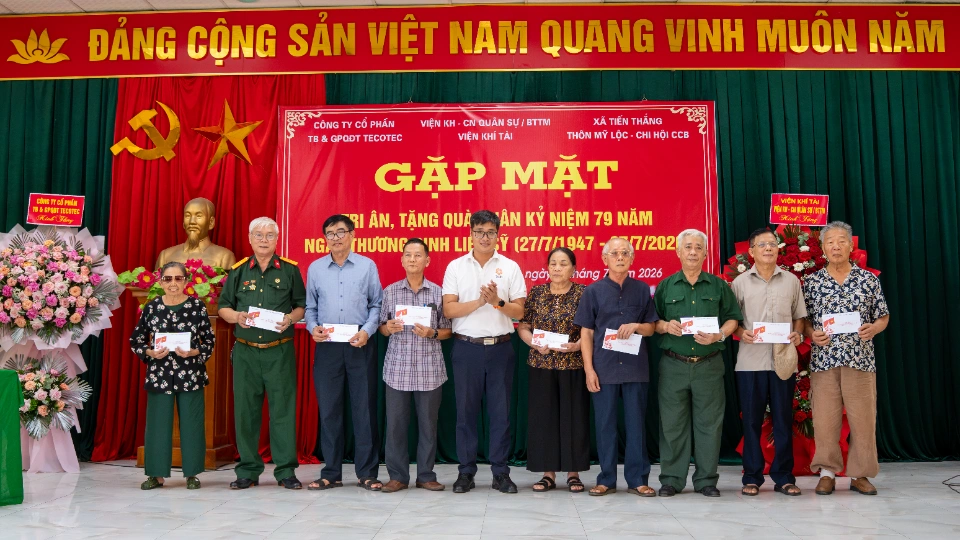 Công ty Cổ phần Thiết bị và Giải pháp Quang điện tử Tecotec cùng Viện Khí tài tri ân cựu chiến binh, gia đình liệt sĩ thôn Mỹ Lộc nhân 79 năm Ngày Thương binh Liệt sĩ 24 Ông Nguyễn Hồng Hải đại diện Tecotec OES trao quà tri ân gia đình chính sách thôn Mỹ Lộc