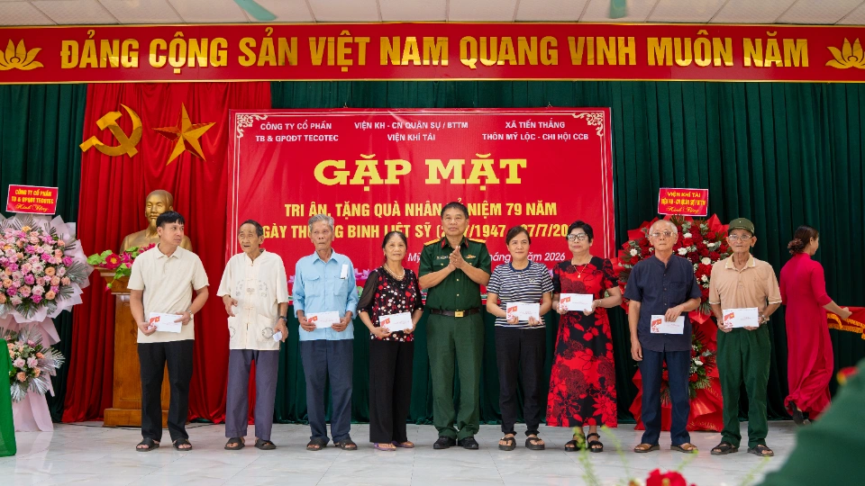 Công ty Cổ phần Thiết bị và Giải pháp Quang điện tử Tecotec cùng Viện Khí tài tri ân cựu chiến binh, gia đình liệt sĩ thôn Mỹ Lộc nhân 79 năm Ngày Thương binh Liệt sĩ 26 Phó Viện trưởng Trần Minh Nghĩa, Viện Khí tài trao quà tri ân gia đình chính sách thôn Mỹ Lộc