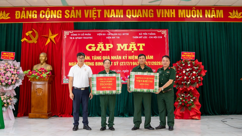 Công ty Cổ phần Thiết bị và Giải pháp Quang điện tử Tecotec cùng Viện Khí tài tri ân cựu chiến binh, gia đình liệt sĩ thôn Mỹ Lộc nhân 79 năm Ngày Thương binh Liệt sĩ 27 Đại diện Viện Khí tài và Tecotec OES tặng trang phục đội tiêu binh Chi hội Cựu chiến binh thôn Mỹ Lộc