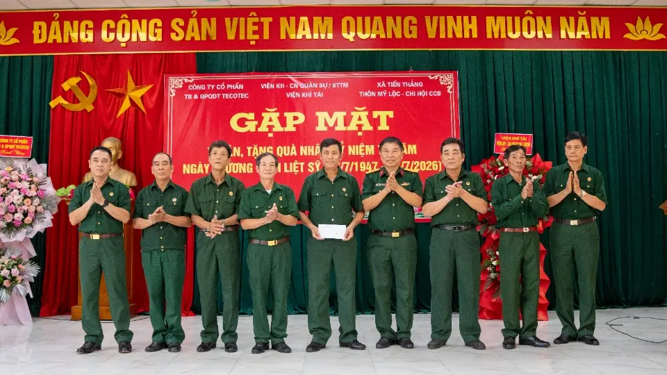 Công ty Cổ phần Thiết bị và Giải pháp Quang điện tử Tecotec cùng Viện Khí tài tri ân cựu chiến binh, gia đình liệt sĩ thôn Mỹ Lộc nhân 79 năm Ngày Thương binh Liệt sĩ 28 Đại tá Trần Minh Nghĩa trao quà tri ân đội quân kỳ Chi hội Cựu chiến binh thôn Mỹ Lộc