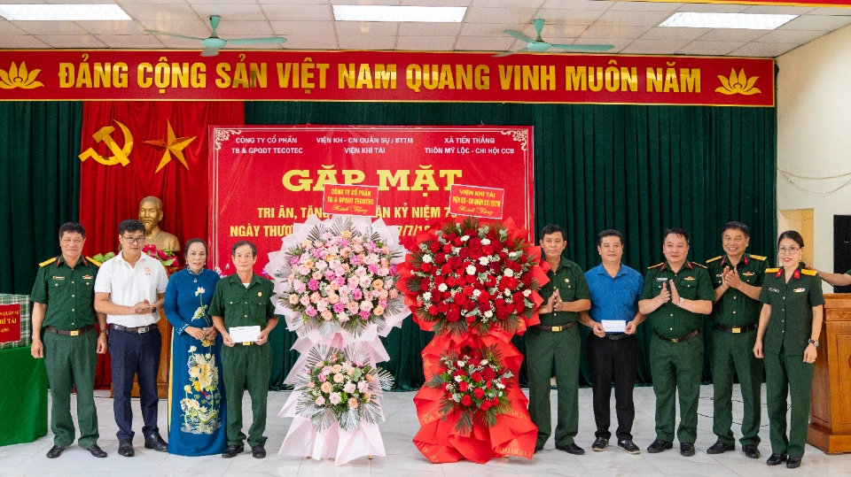 Công ty Cổ phần Thiết bị và Giải pháp Quang điện tử Tecotec cùng Viện Khí tài tri ân cựu chiến binh, gia đình liệt sĩ thôn Mỹ Lộc nhân 79 năm Ngày Thương binh Liệt sĩ 29 Lãnh đạo Viện Khí tài và Tecotec OES tặng lẵng hoa chúc mừng Hội Cựu chiến binh thôn Mỹ Lộc